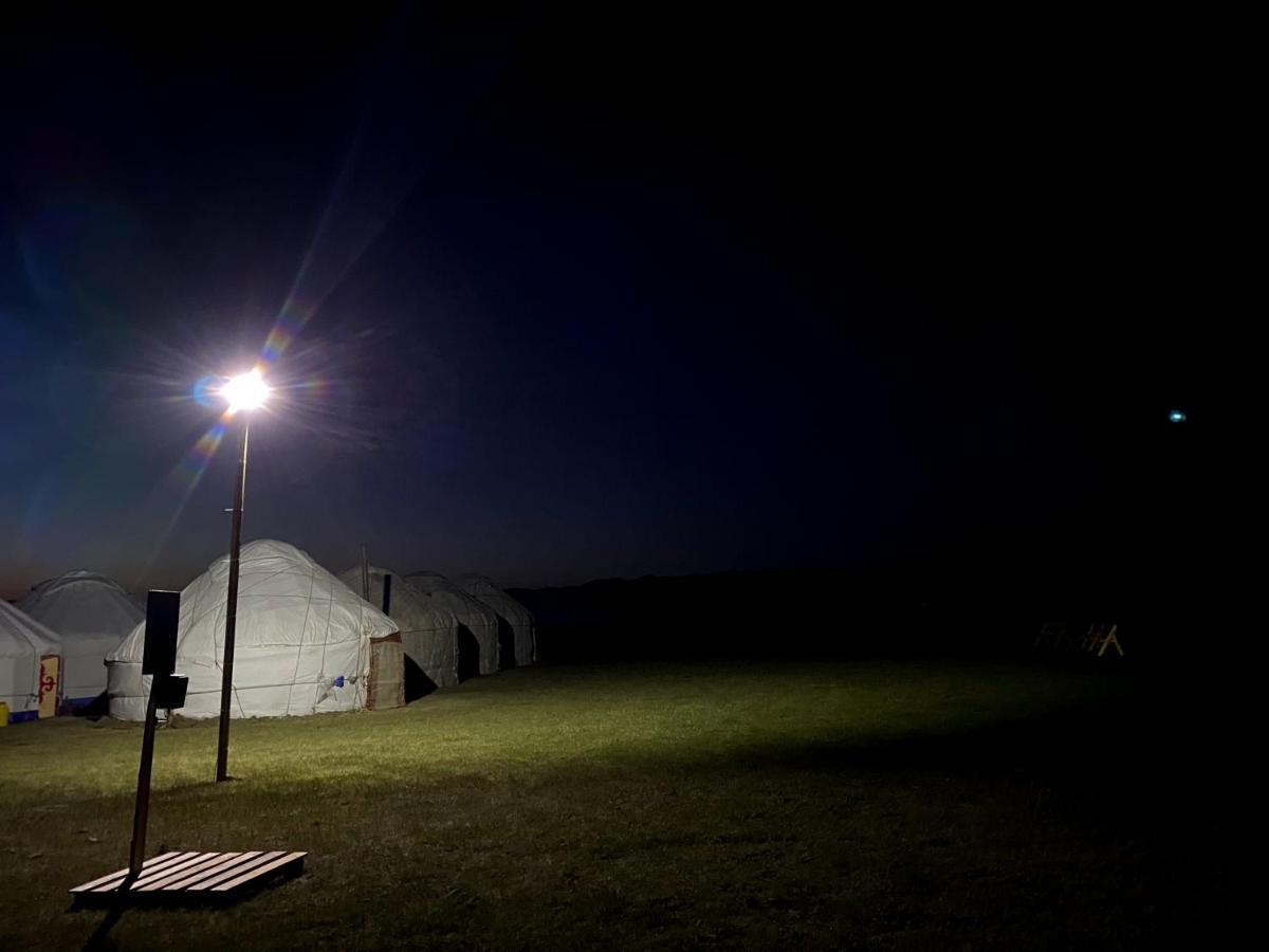 Yurt Camp Ali-Nur At Lake Song-Kol Юрточный Лагерь Али-Нур Озеро Сон-Куль Сон-Куль Кыргызстан Нарын Kyrgyzstan Naryn 外观 照片