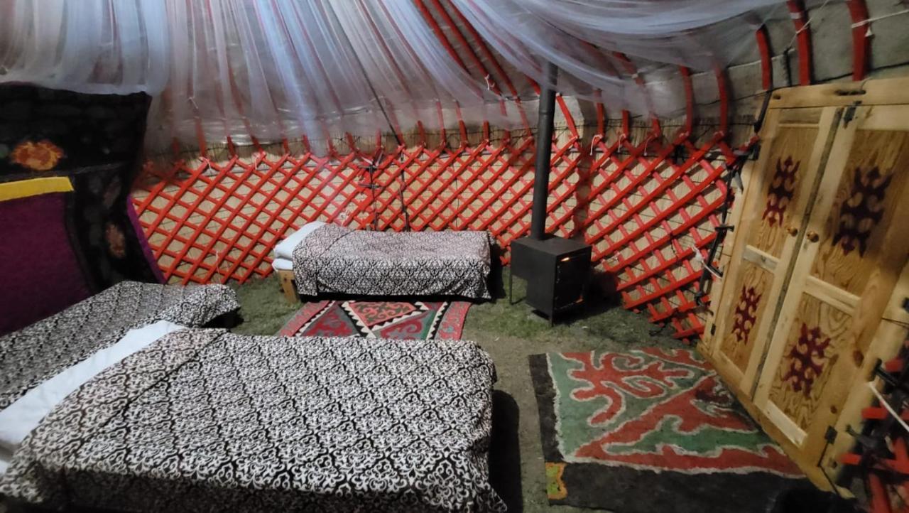 Yurt Camp Ali-Nur At Lake Song-Kol Юрточный Лагерь Али-Нур Озеро Сон-Куль Сон-Куль Кыргызстан Нарын Kyrgyzstan Naryn 外观 照片