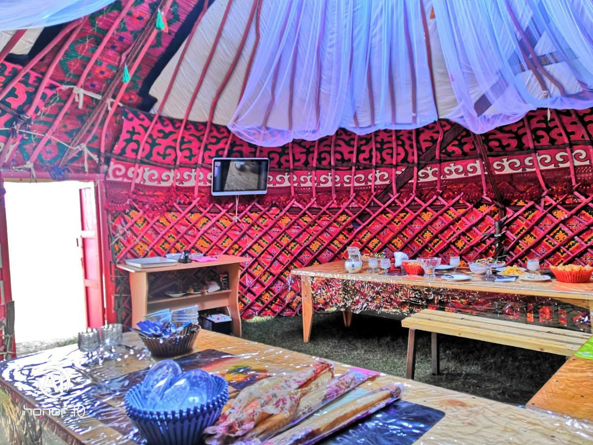 Yurt Camp Ali-Nur At Lake Song-Kol Юрточный Лагерь Али-Нур Озеро Сон-Куль Сон-Куль Кыргызстан Нарын Kyrgyzstan Naryn 外观 照片
