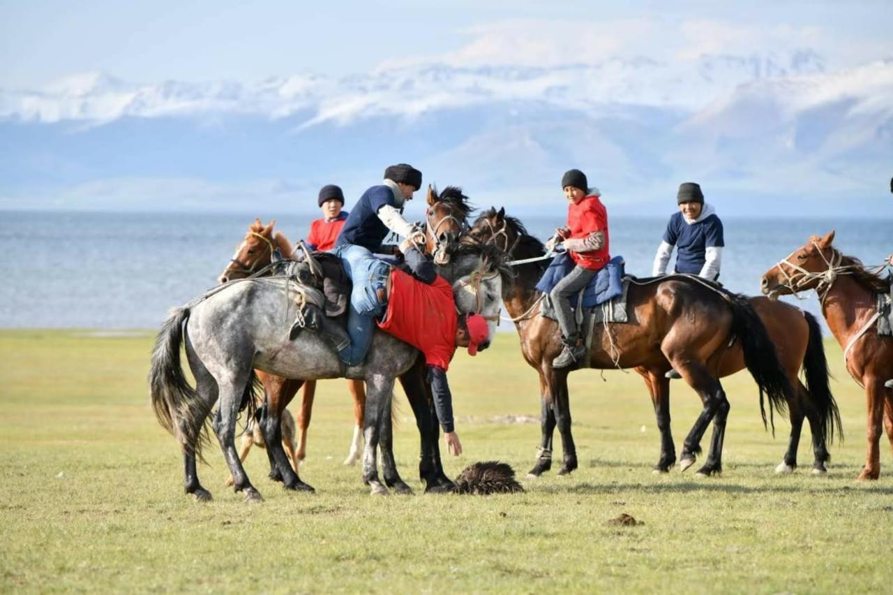 Yurt Camp Ali-Nur At Lake Song-Kol Юрточный Лагерь Али-Нур Озеро Сон-Куль Сон-Куль Кыргызстан Нарын Kyrgyzstan Naryn 外观 照片